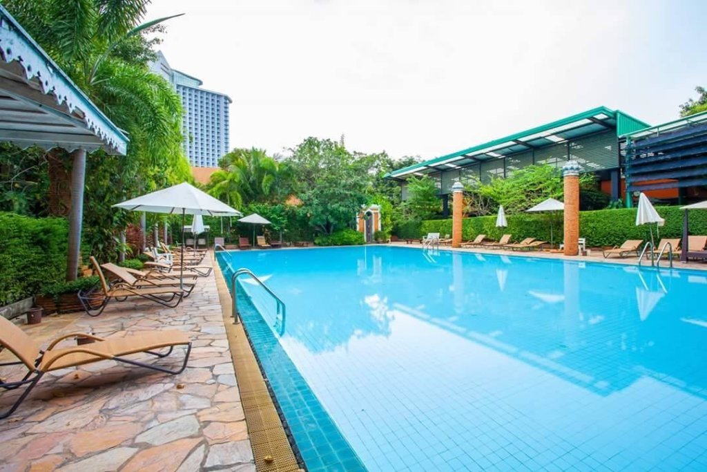 Паттайя: Floral Hotel  Dolphin Circle Pattaya