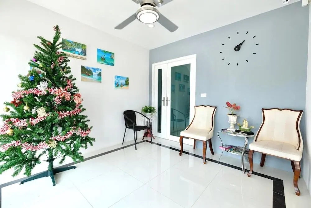 Краби: Living at Sphere Apartment - Family room