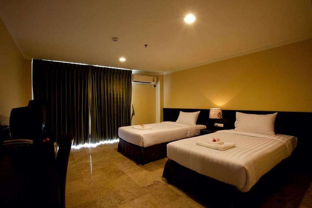 J & Y Lodge Hotel — фото 1