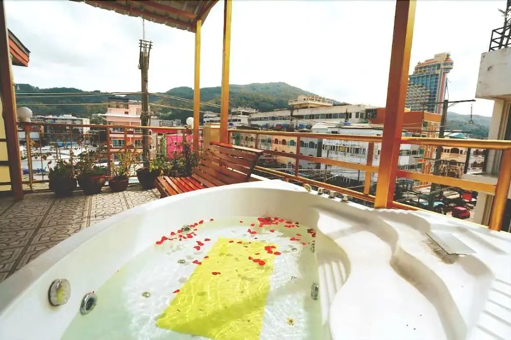 Кату: Zodiac Hotel