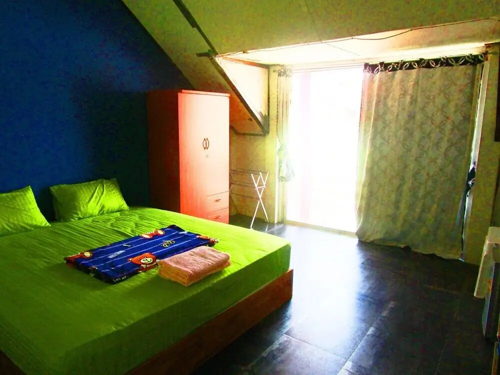 Чаам: Yai Shop & Rooms
