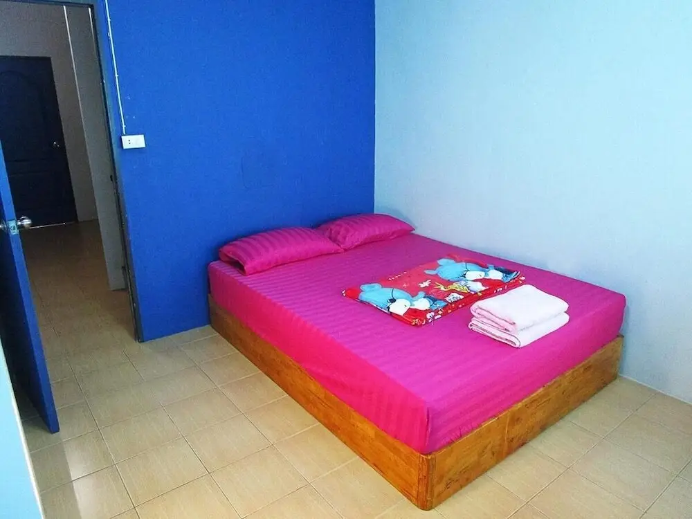 Чаам: Yai Shop & Rooms