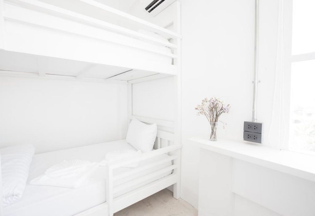 Лампанг: Flat White Cafe x Poshtel
