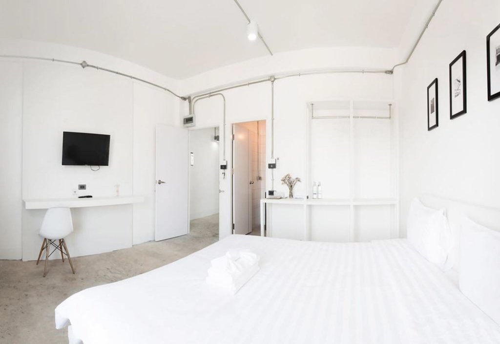 Лампанг: Flat White Cafe x Poshtel