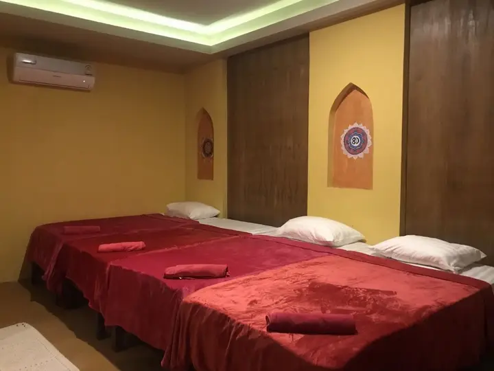 Паттайя: Bee Sleep Hostel & Nana Art gallery