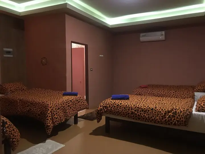 Паттайя: Bee Sleep Hostel & Nana Art gallery
