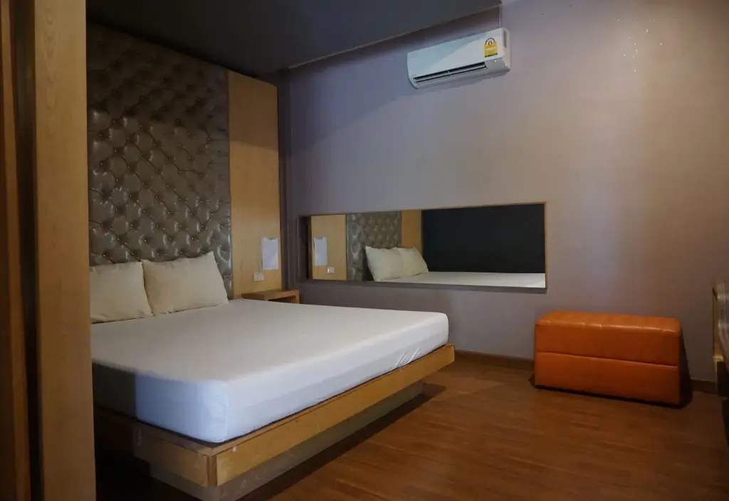 Накхон-Патхом: In and Out Hotel
