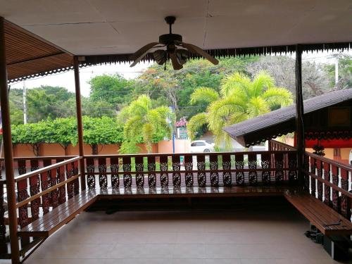 Дамноен Садуак: Pueng Luang Hotel