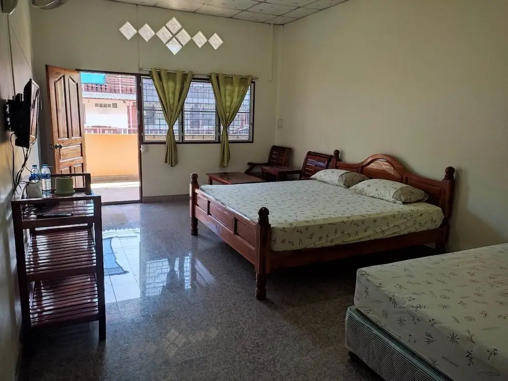 Дамноен Садуак: Pueng Luang Hotel