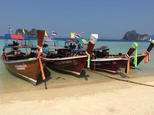 главный пляж: Koh Ngai Camping Restaurant