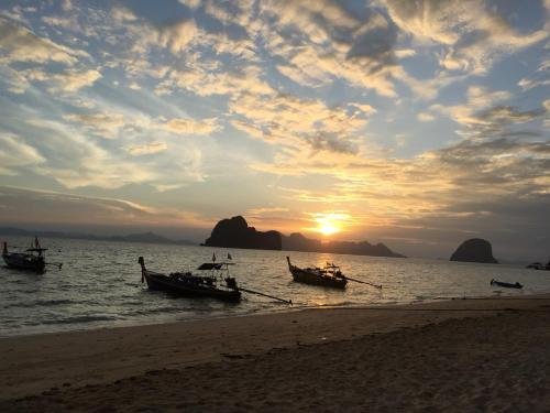 главный пляж: Koh Ngai Camping Restaurant