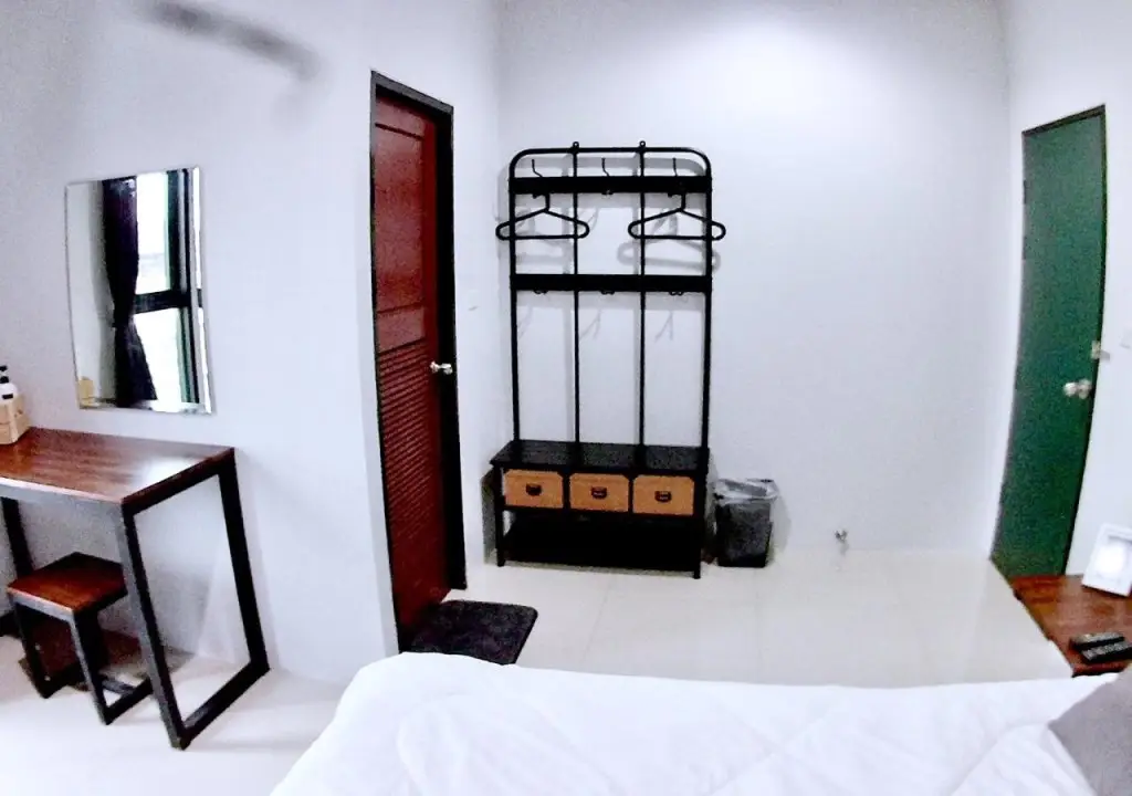 Сураттхани: The Room Apartment