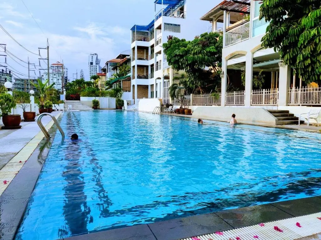 Паттайя: Amstellux Apartments