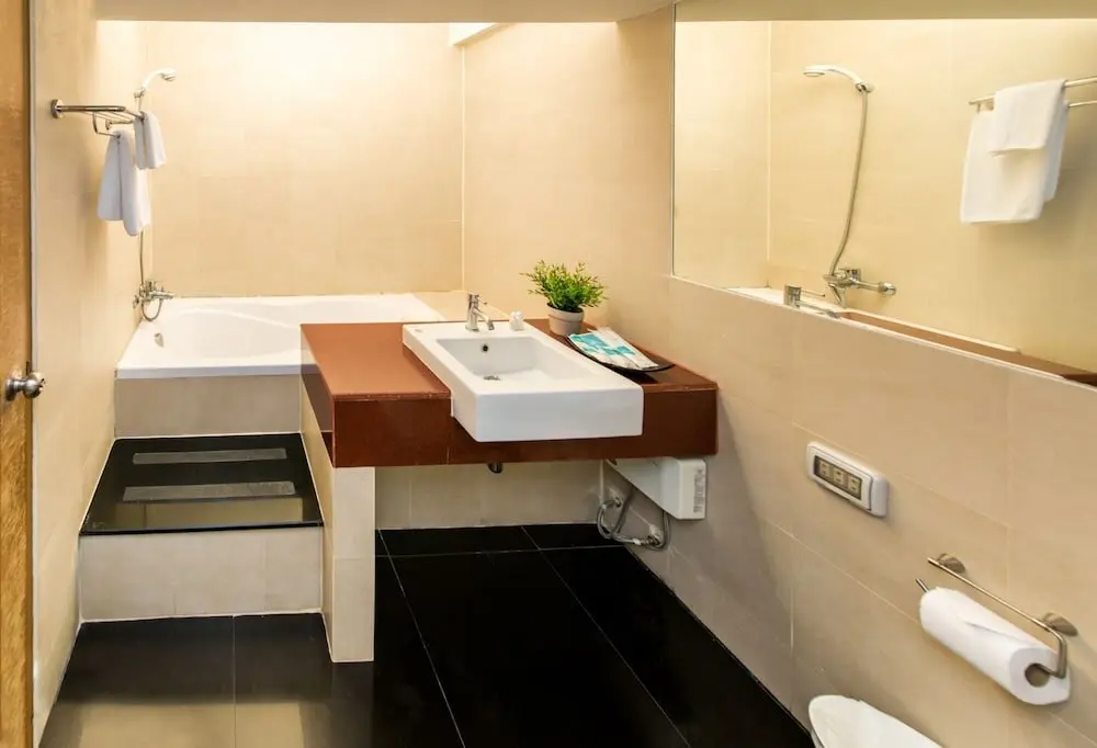 Сирача: Laemtong Service Apartment
