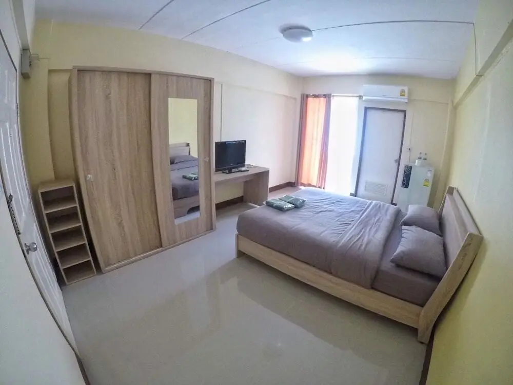 Дамноен Садуак: ST Apartment