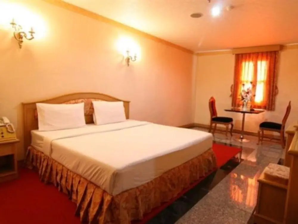 Нонтхабури: 13 Coins Ngamwongwan Hotel