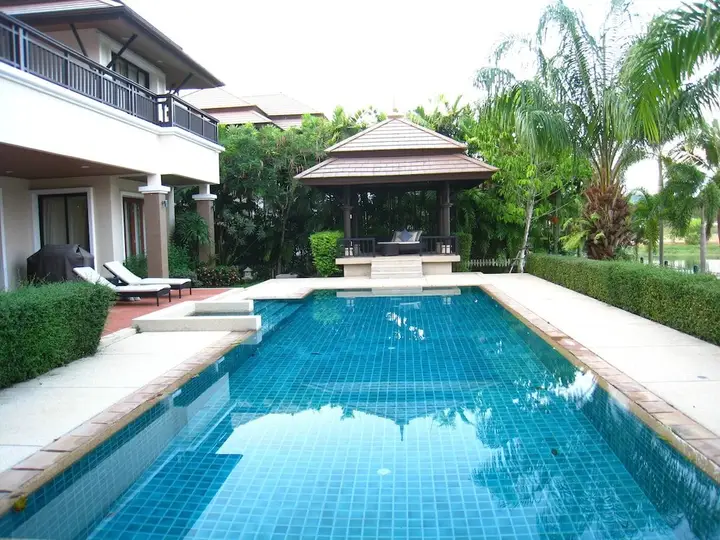 Тхаланг: Baan Suksabai Villa by PIPS