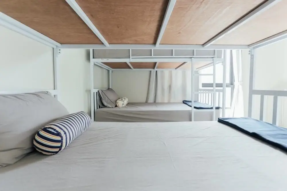 Муанг: The White Hotel