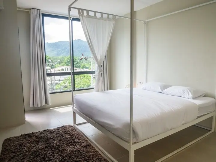 Муанг: The White Hotel