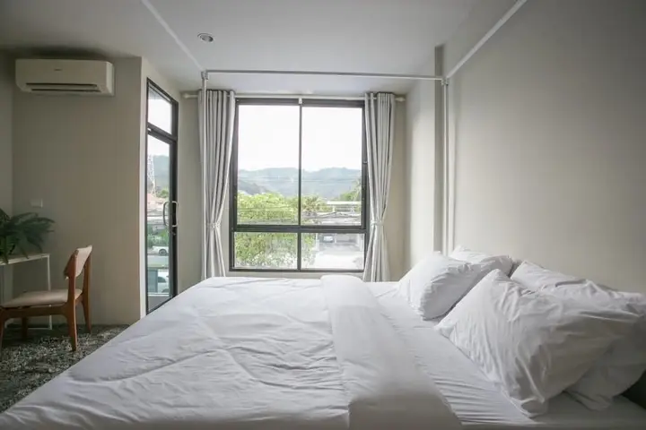 Муанг: The White Hotel
