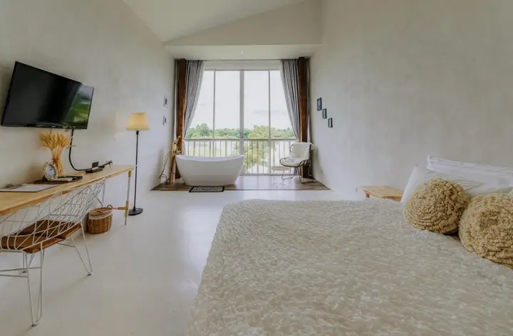 Исторический парк Kamphaeng Phet: White Wall Riverfront Hotel