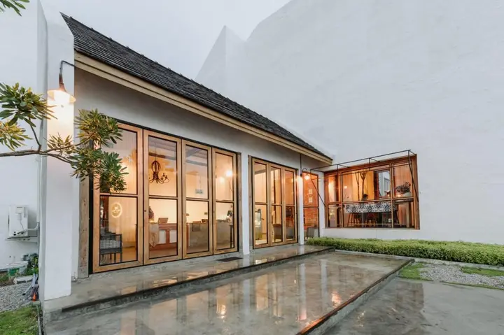 Исторический парк Kamphaeng Phet: White Wall Riverfront Hotel