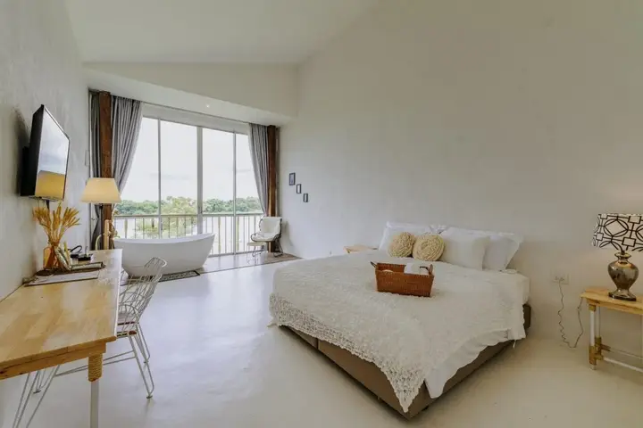 Исторический парк Kamphaeng Phet: White Wall Riverfront Hotel