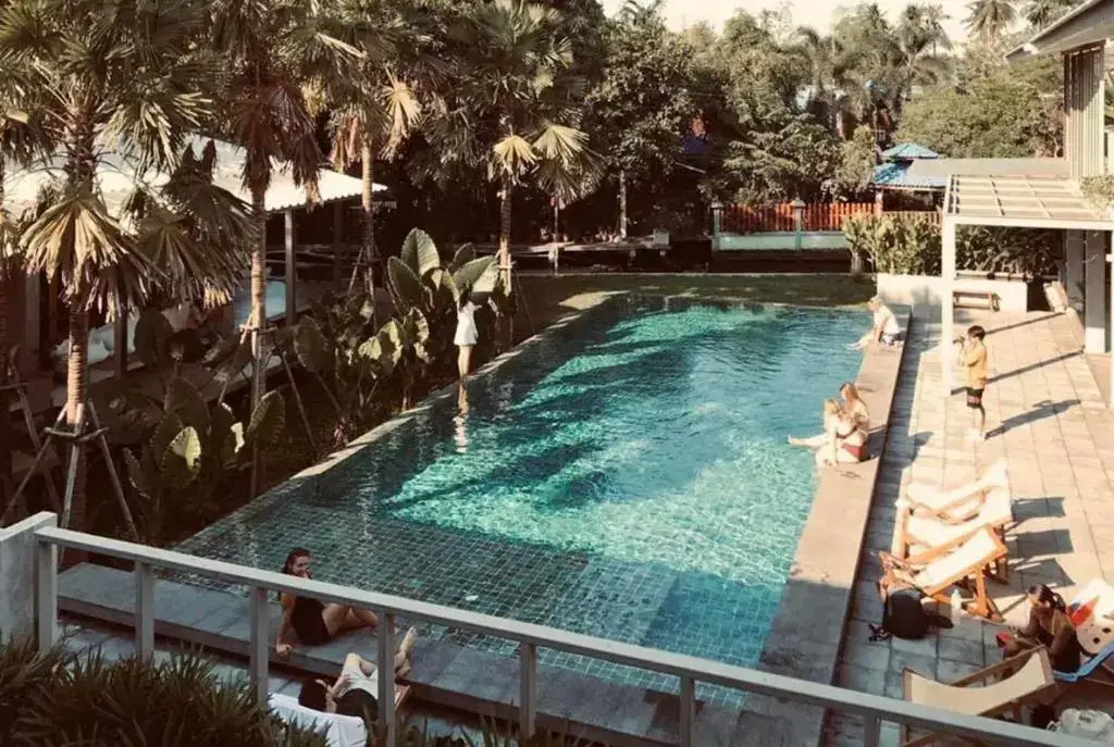Бангкок: SUNKISS pool.bed.cafe