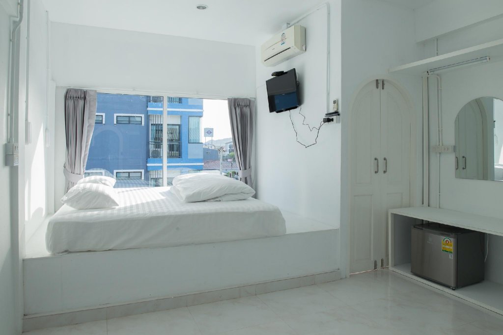 Сураттхани: Young Money Hostel
