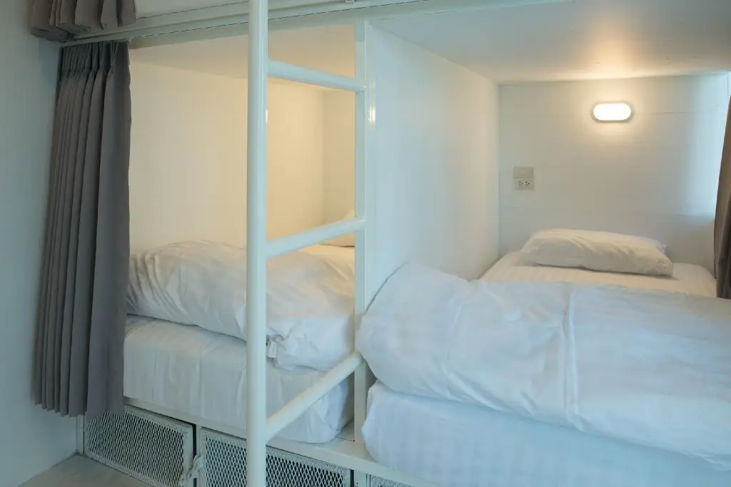 Сураттхани: Young Money Hostel