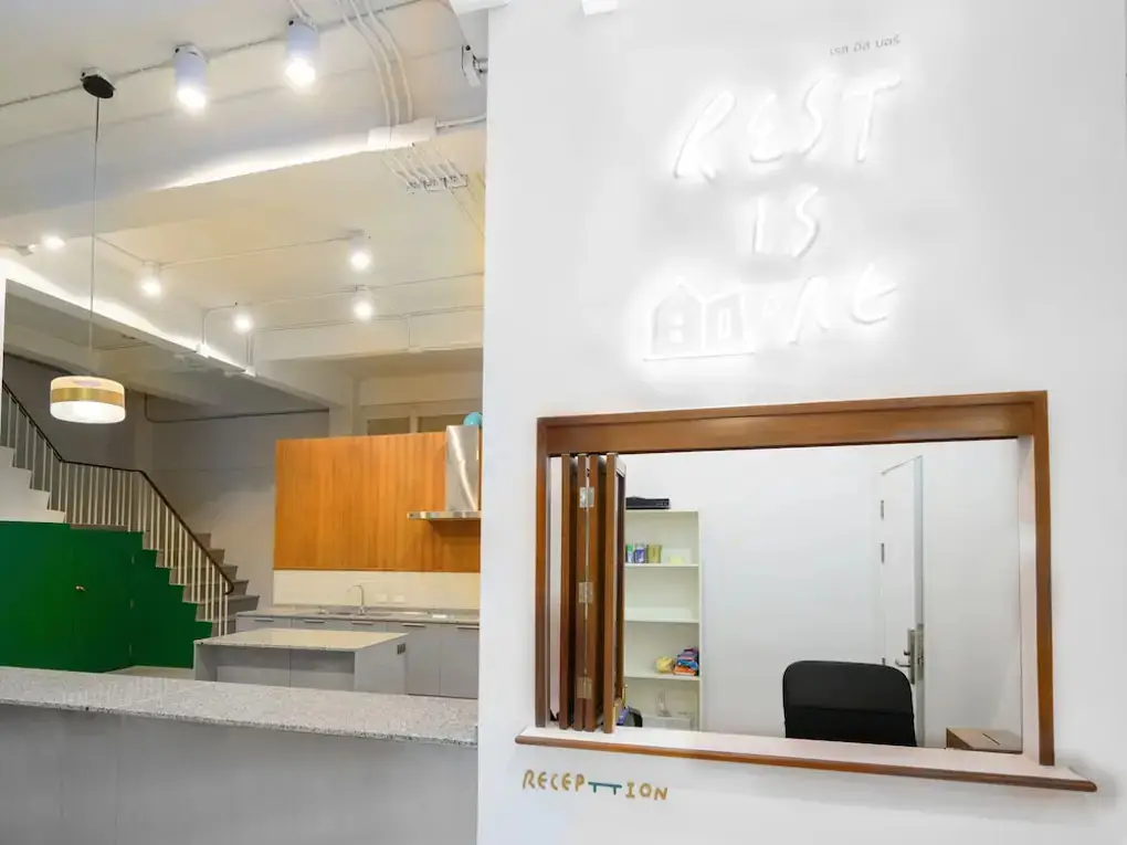 Бангкок: REST IS MORE Hostel