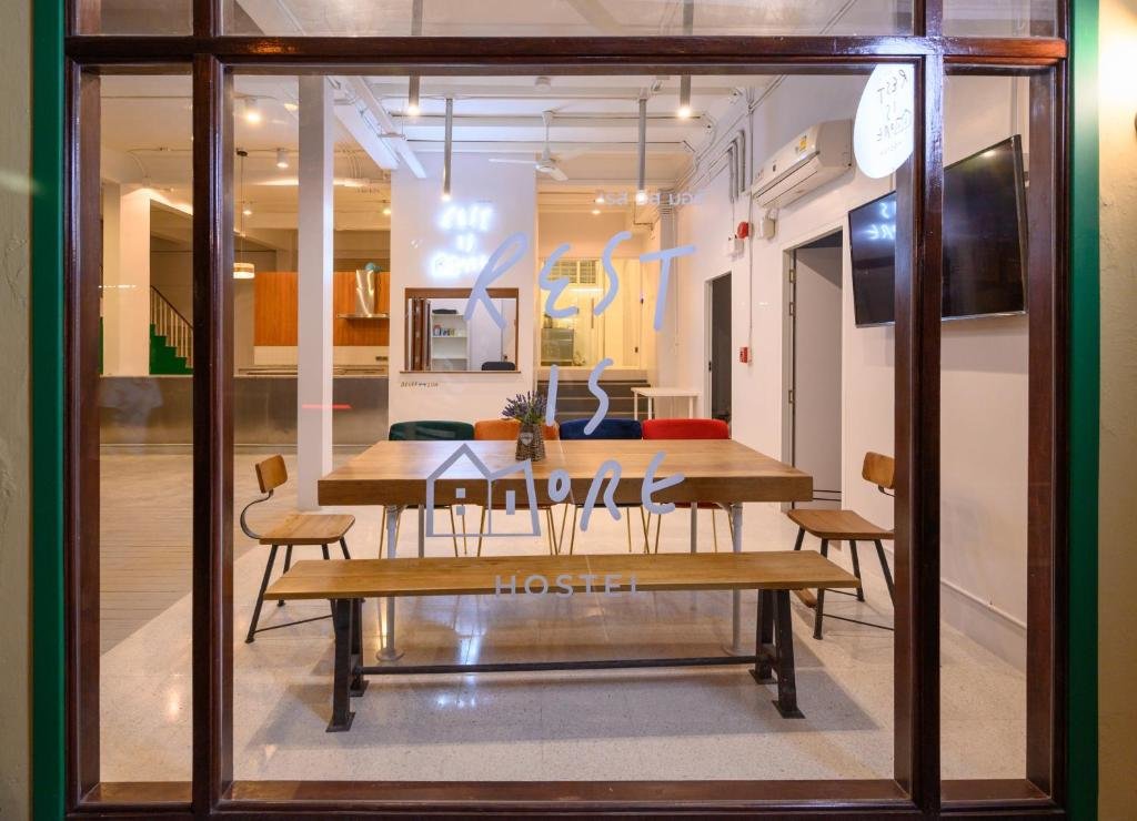 Бангкок: REST IS MORE Hostel