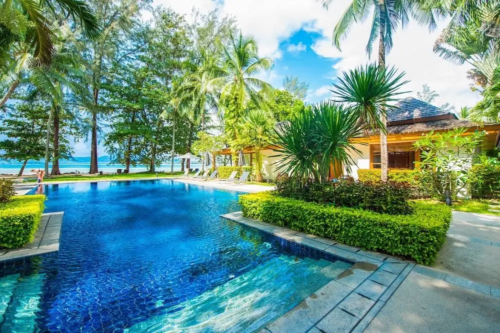 Тхаланг: Charming Beachfront Villa on Bangtao