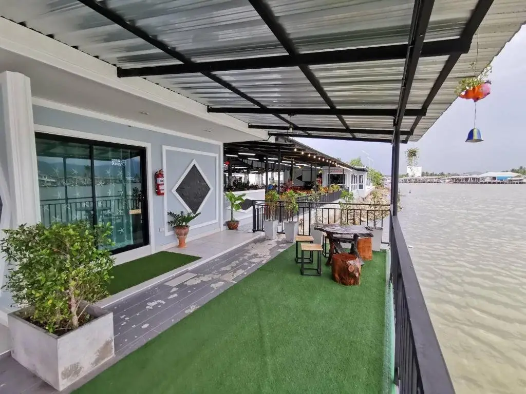 Chaiyai River Front Hotel — фото 1