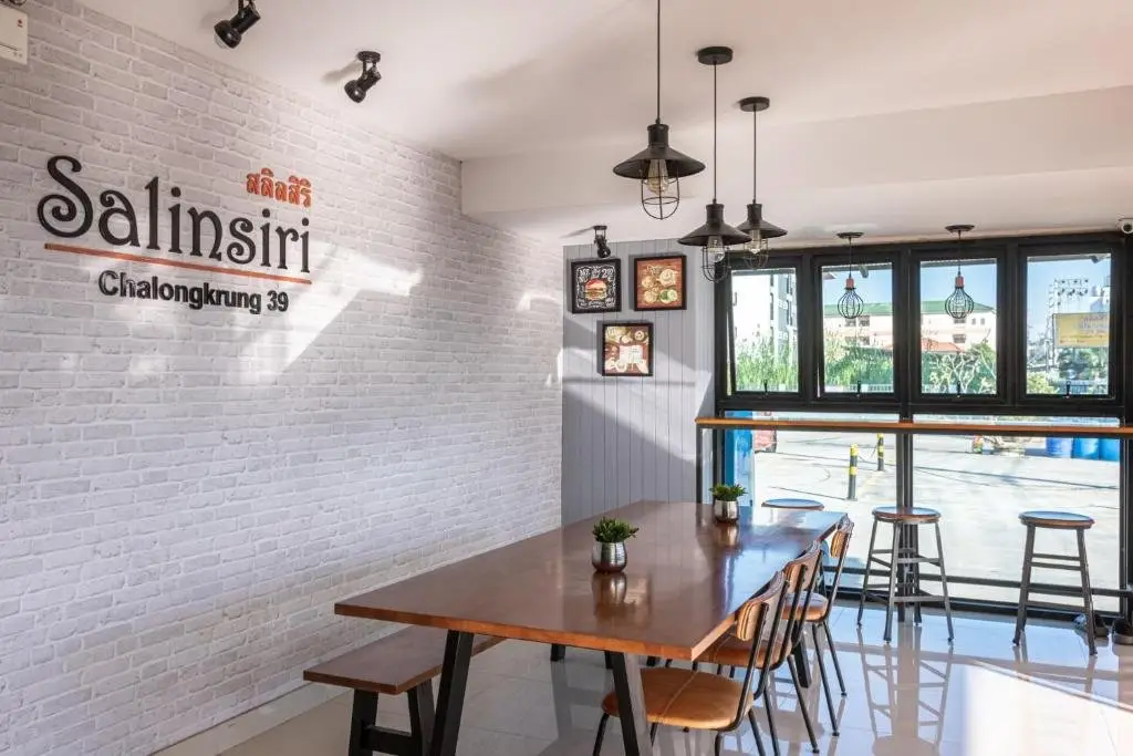 Бангкок: Salinsiri at Lat Krabang