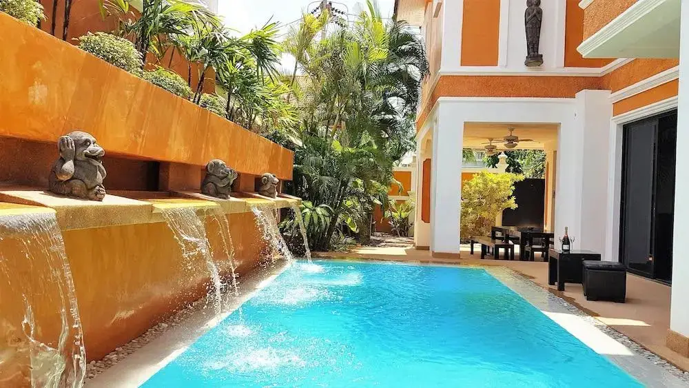 WOWLAND Luxury Pool Villa Pattaya Walking Street - 6 Bedrooms — фото 1