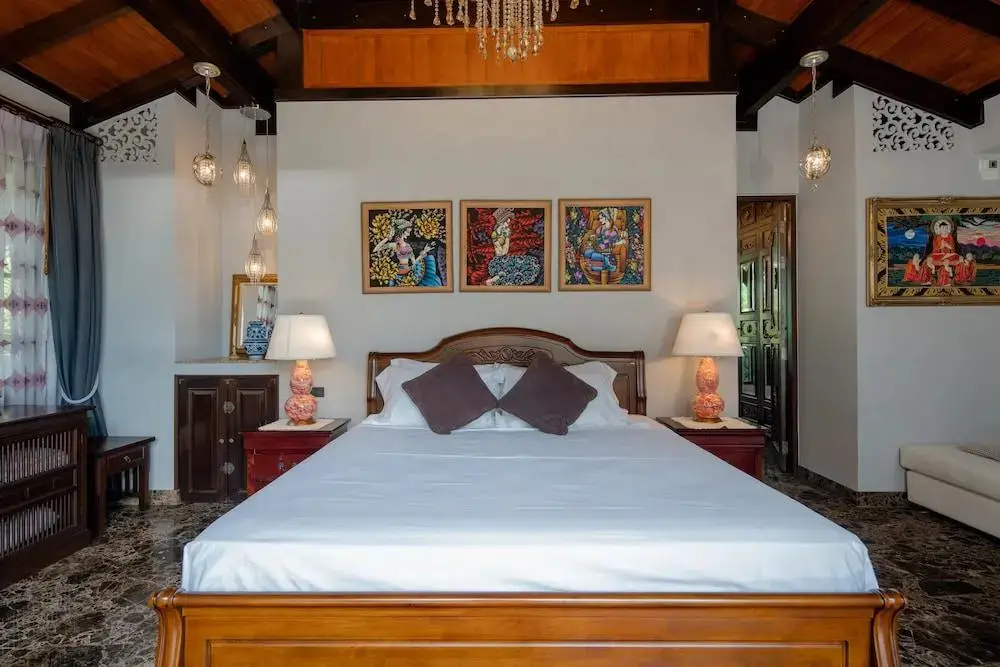 Тхаланг: Classy 4-BR Seaview Villa at Surin Beach