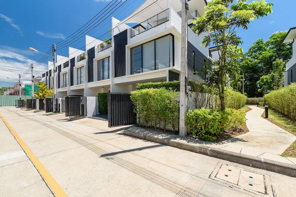 Тхаланг: Townhouse With A Walking Distance From Bangtao Beach
