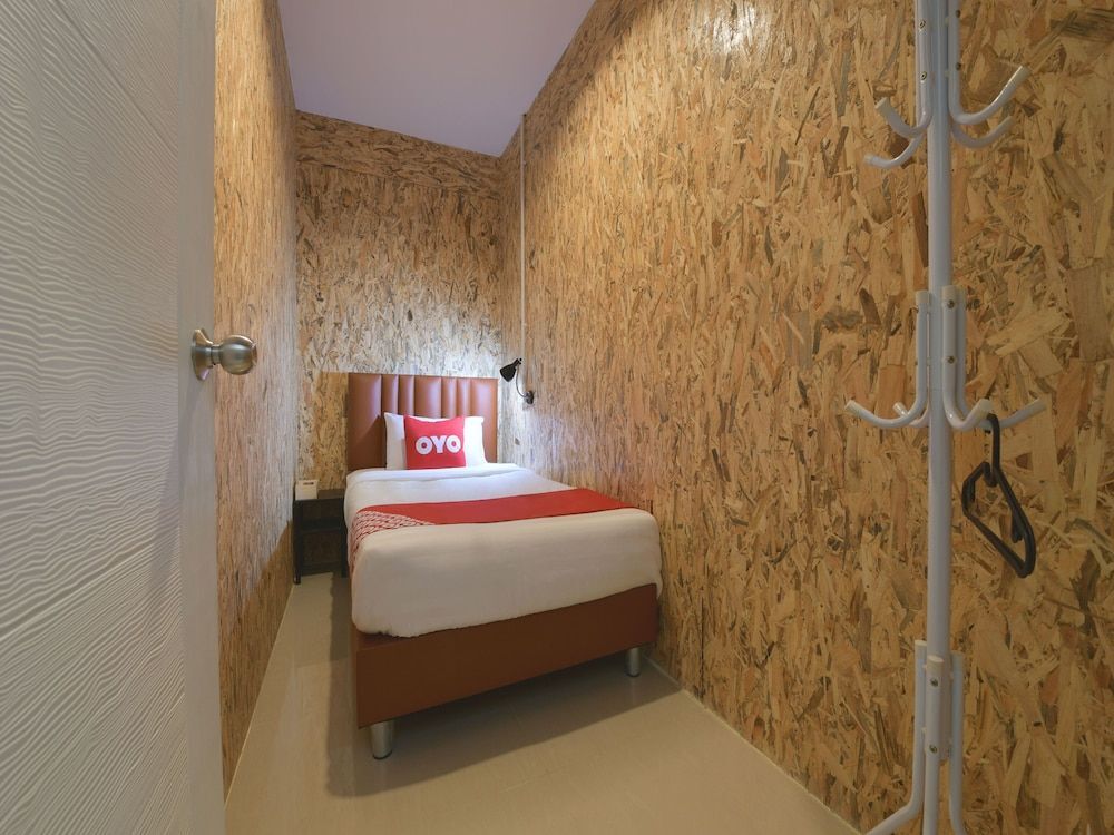 Паттайя: OYO 526 Baan Wararin Hostel