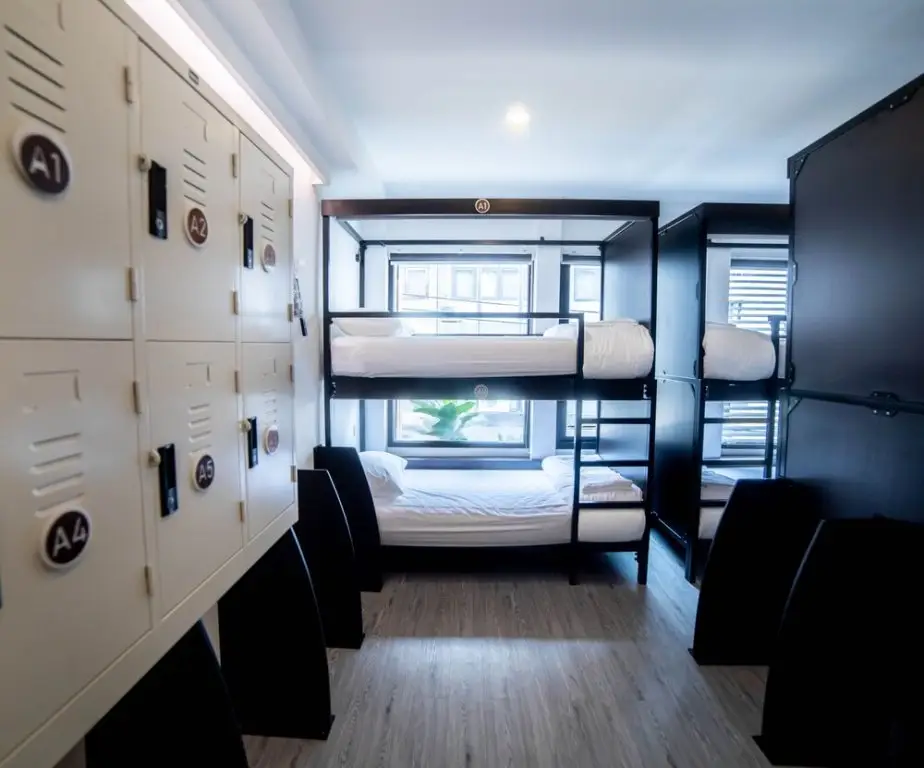 Бангкок: Another Day in Bangkok A D B 08 Express - Hostel