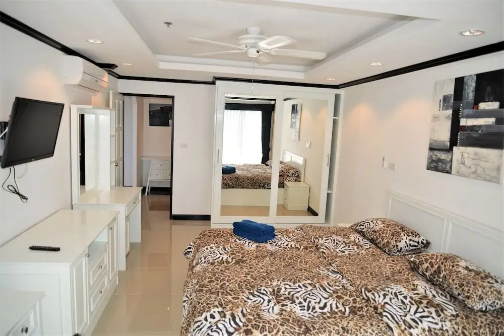 Паттайя: Stylish 2 bed Condo Jomtien