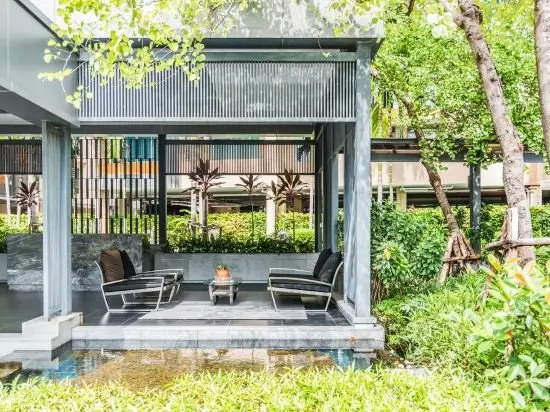 Бангкок: Locals Sathorn Siamese Nang Linchee