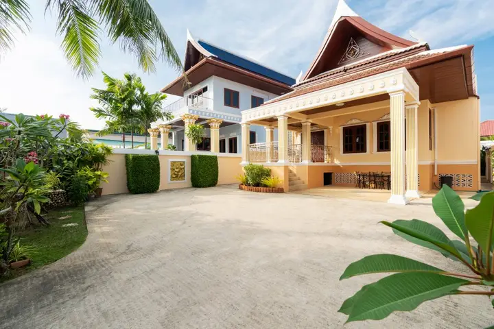 Пхукет: Spacious 3BR Family Villa with Private Pool Villa