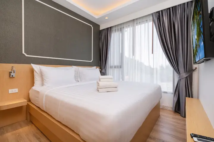 Тхаланг: Отель Aristo Beach Resort condo by Roominger