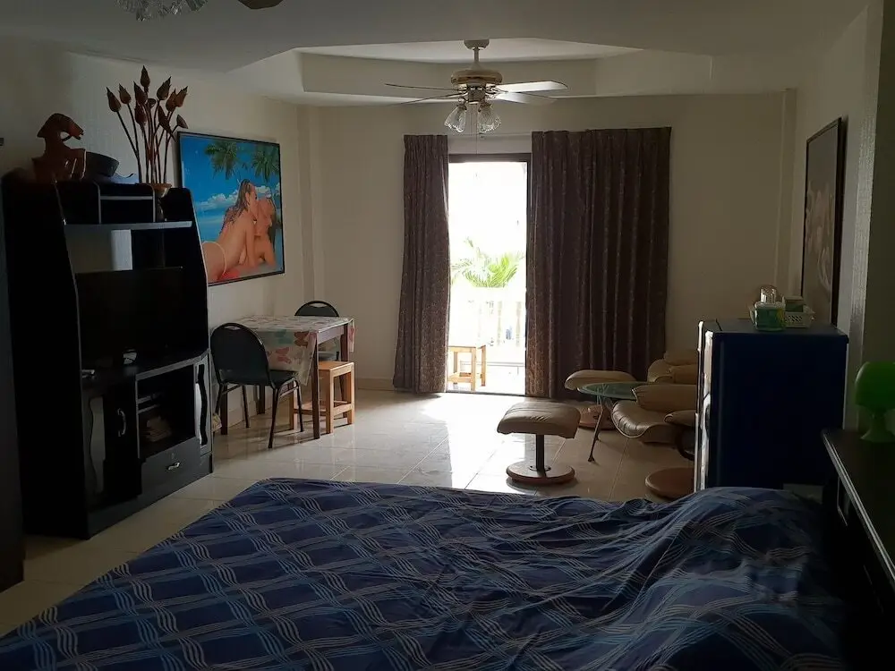 Паттайя: Ons Moeder Restaurant Guesthouse - 5 50 Meters to the Beach