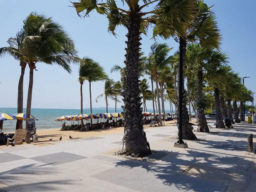 Паттайя: Ons Moeder Restaurant Guesthouse - 5 50 Meters to the Beach