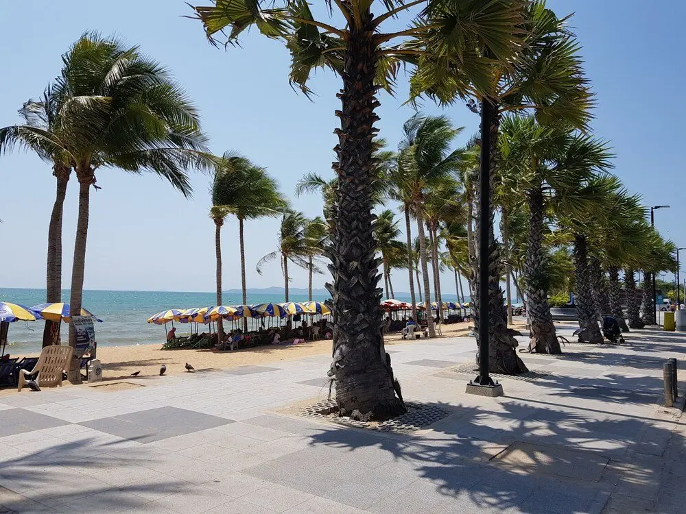 Паттайя: Ons Moeder Restaurant Guesthouse - 5 50 Meters to the Beach
