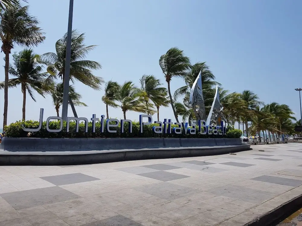 Паттайя: Ons Moeder Restaurant Guesthouse - 5 50 Meters to the Beach