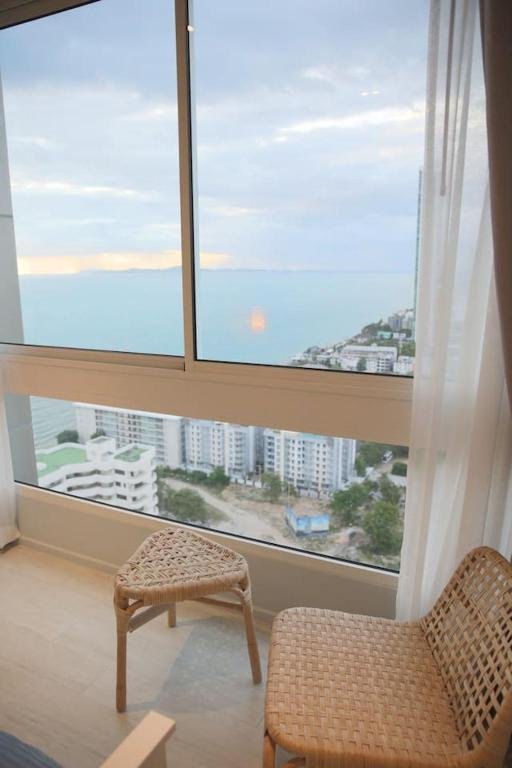 На Чом Тхиан: Stunning sunset on 30th floor beach front@Veranda