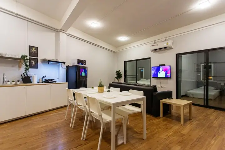 Бангкок: U4 Large 2 bed rooms full kitchen 200m to BTS